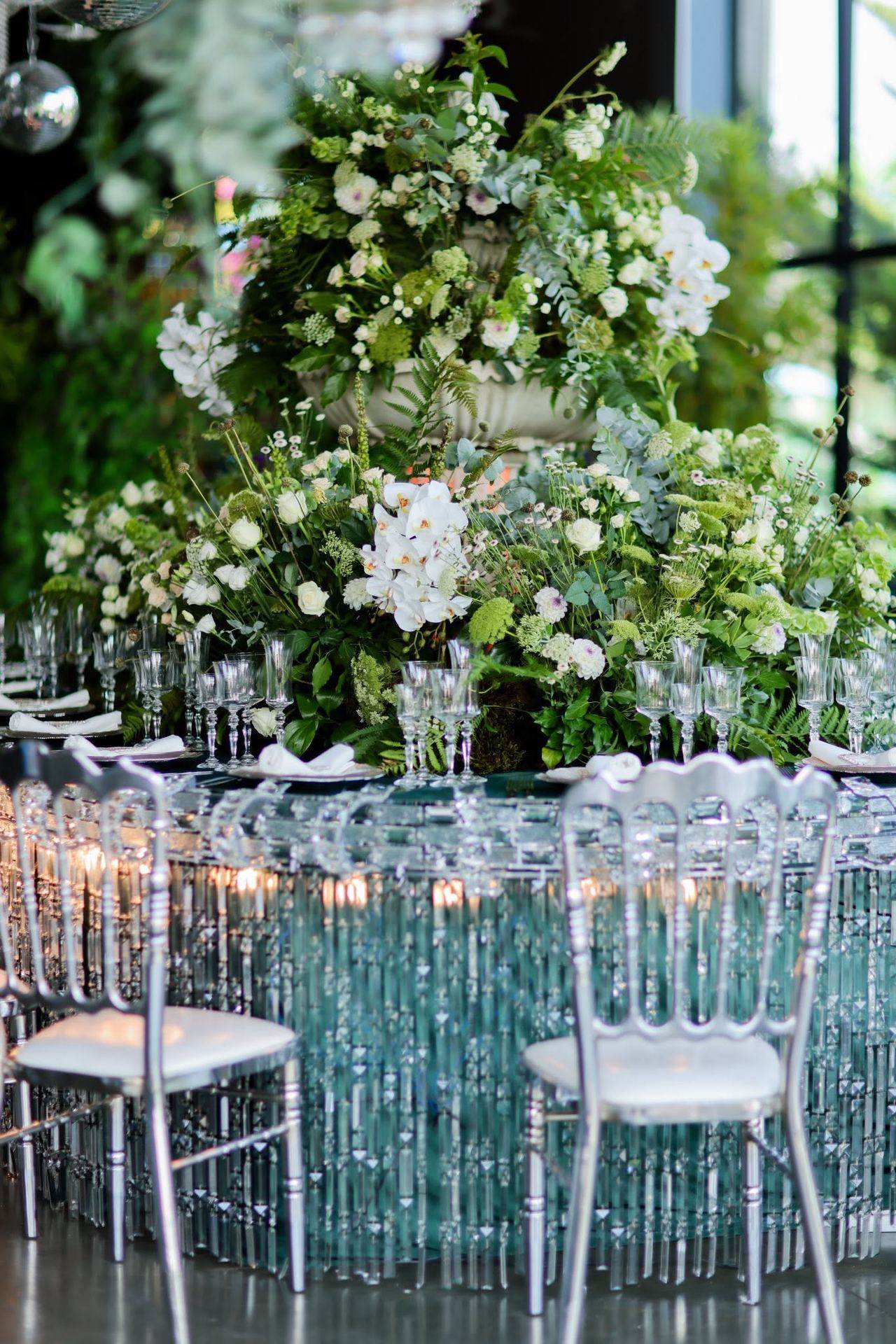 White floral centerpiece with acrylic chiavari chairs
